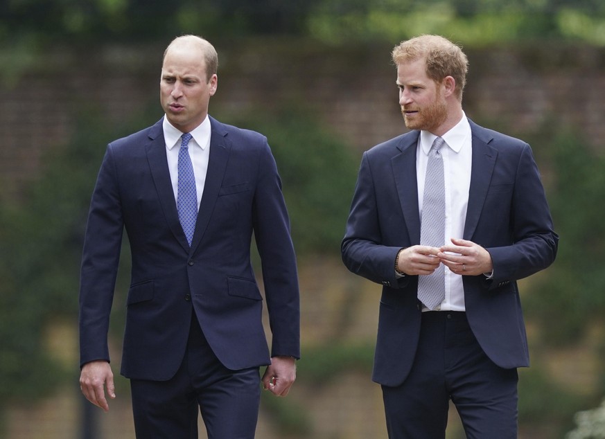 01.07.2021, Großbritannien, London: Der britische Prinz William (l), Herzog von Cambridge, und der britische Prinz Harry, Herzog von Sussex, kommen zur Enthüllung einer von ihnen in Auftrag gegebene S ...