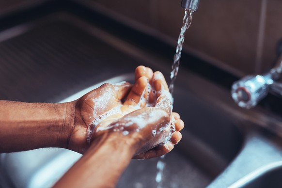 Richtiges Händewaschen kann vor einer Ansteckung mit dem Coronavirus schützen.