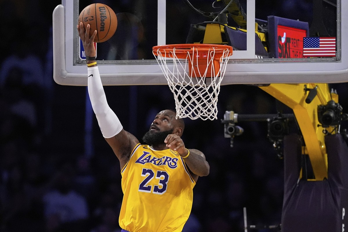 ARCHIV - 11.04.2025, USA, Los Angeles: Basketball: NBA, Los Angeles Lakers - Houston Rockets; Hauptrunde, Hauptrunde-Partien, 161. Spieltag: LeBron James, Stürmer der Los Angeles Lakers, dunkt. (zu dp ...