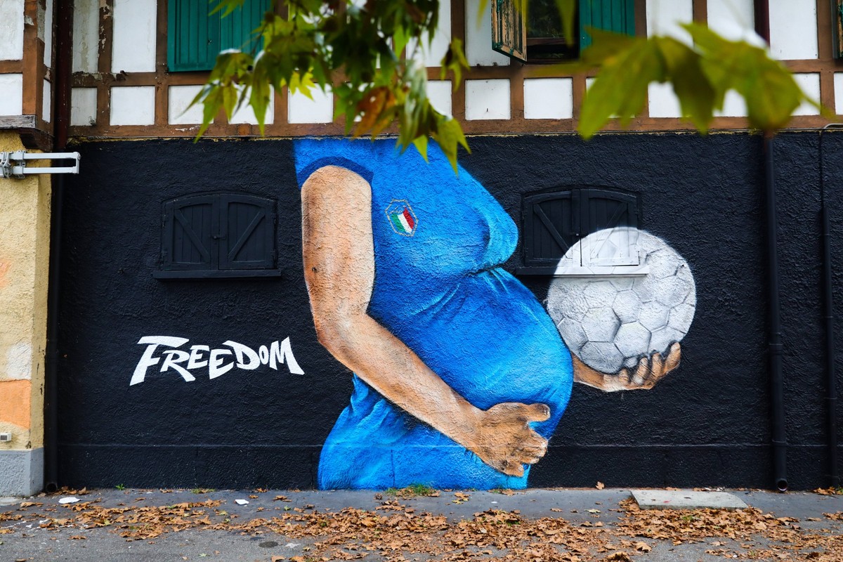 Daily Life In Milan Football related mural in Milan, Italy on October 7, 2021. Milan Italy PUBLICATIONxNOTxINxFRA Copyright: xBeataxZawrzelx originalFilename:zawrzel-dailylif211007_np74F.jpg