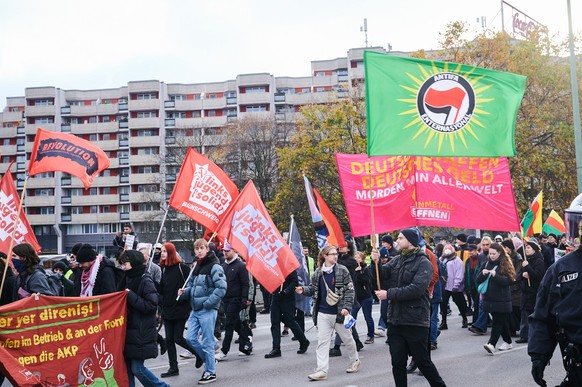 18.11.2023, Berlin: Auf der M�hlendammbr�cke schwenken Demonstranten unter anderem gelb-rot-gr�ne Fahnen. Die Demonstration von Kurden mit dem Titel &quot;PKK-Verbot aufheben&quot; findet nach dem Bes ...