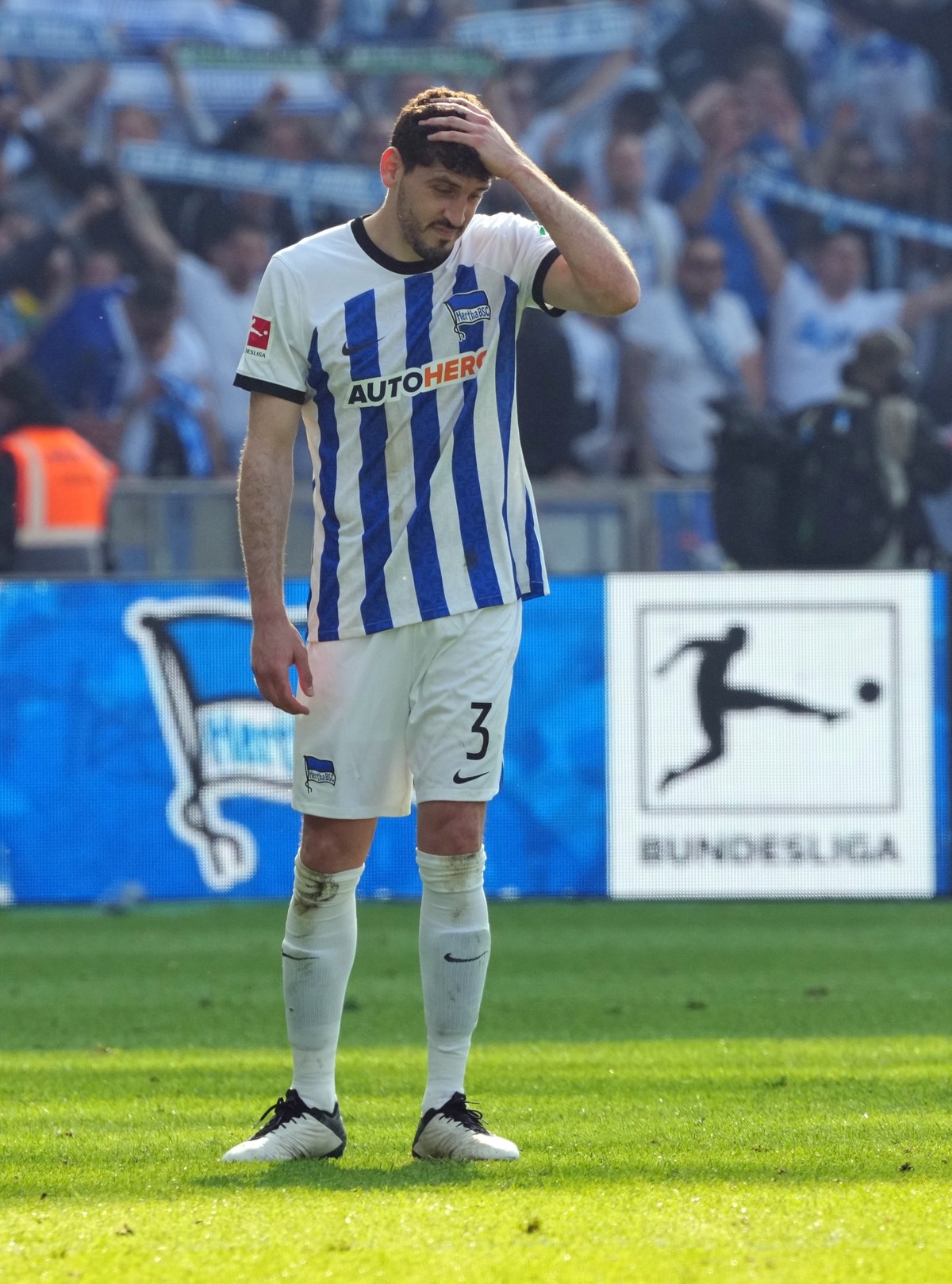 20.05.2023, Berlin: Fußball: Bundesliga, Hertha BSC - VfL Bochum, 33. Spieltag, Olympiastadion, Herthas Agustin Maximiliano Rogel zeigt sich nach dem Schlusspfiff enttäuscht. Foto: Soeren Stache/dpa - ...