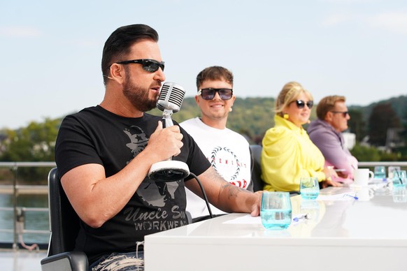 Veronika Ilieva aus Heimerdingen versucht die Jury (v.l.) Michael Wendler, Mike Singer, Maite Kelly und Dieter Bohlen von sich zu überzeugen.

Die Verwendung des sendungsbezogenen Materials ist nur mi ...