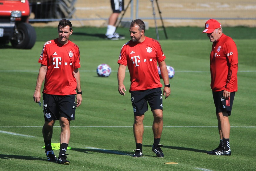 28.07.2020,1. FCB Mannschaftstraining, FCB Trainingsgelaende, Fussball, Muenchen, im Bild: Miroslav Klose FCB , Hansi Flick FCB und Hermann Gerland FCB *** 28 07 2020,1 FCB team training, FCB training ...