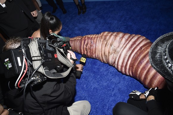 Heidi Klum gab bei ihrer Halloween-Party Interviews im liegen.