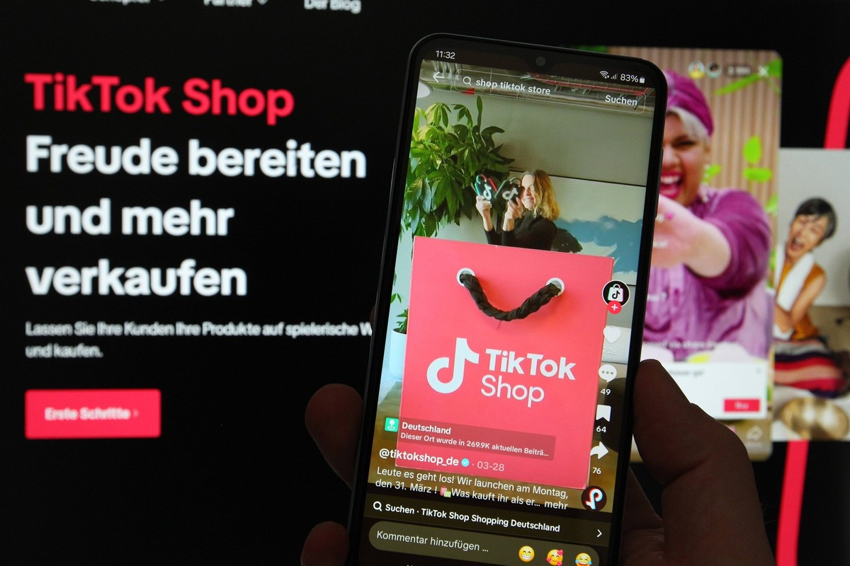 Auf einem Laptop wurde die Website vom TikTok-Shop aufgerufen. Davor wurde auf einem Smartphone der Account vom TikTok-Shop bei dem Videoportal aufgerufen, das nun auch in Deutschland ins E-Commerce-G ...