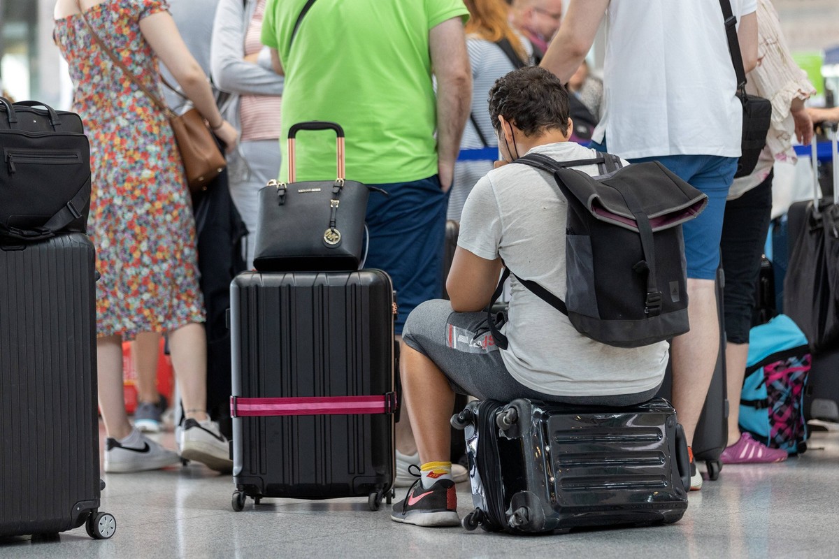Ferienbeginn in BW: Voller Flughafen am letzten Schultag - Lange Schlangen beim Check-In - Keine Wartezeit bei Kontrollen Den letzten Schultag vor den Sommerferien in Baden-W�rttemberg nutzten am heut ...