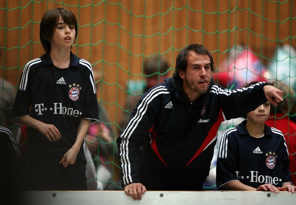 Bildnummer: 04395786 Datum: 17.01.2009 Copyright: imago/Köhn
Trainer Mehmet Scholl (Mitte) mit Sohn Lukas Julian (li., beide FC Bayern München D Jugend); Indoor, Halle, Vdig, quer, Kind, Kindersport, ...