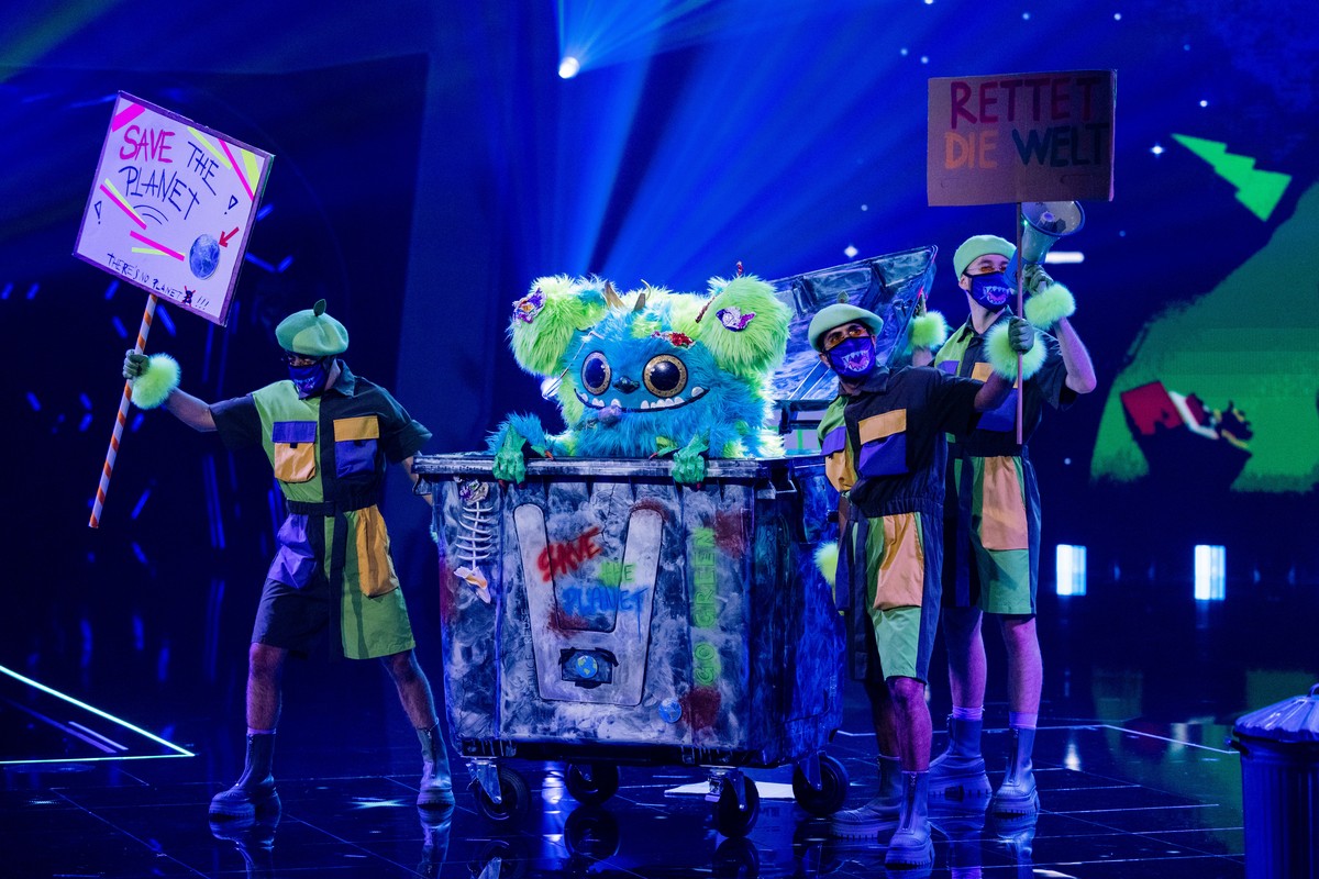 23.10.2021, Nordrhein-Westfalen, K�ln: Die Figur �M�lli M�ller� steht in der Prosieben-Show �The Masked Singer� auf der B�hne. Foto: Rolf Vennenbernd/dpa +++ dpa-Bildfunk +++