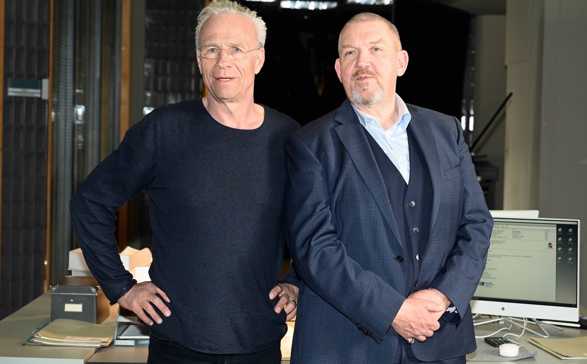 Die Schauspieler Klaus J. Behrendt Kommissar Max Ballauf und Dietmar Bär Kommissar Freddy Schenk , l-r, posieren bei einem Settermin bei den Dreharbeiten zum Kölner Tatort Colonius. *** Actors Klaus J ...