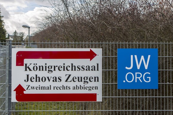 Ein Wegweiser zu einem Standort der Zeugen Jehovas in der N�he von Bonn. Die Zeugen Jehovas ( Eigenbezeichnung: Jehovas Zeugen ) sind eine christliche, chiliastisch ausgerichtete und nichttrinitarisch ...