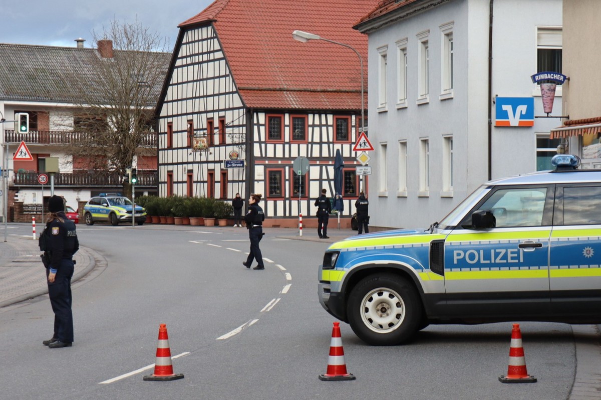 07.01.2025, Hessen, Rimbach: Großeinsatz von Polizei und Spezialeinsatzkräften vor einer Bankfiliale . Foto: René Priebe/PR-Video/dpa +++ dpa-Bildfunk +++