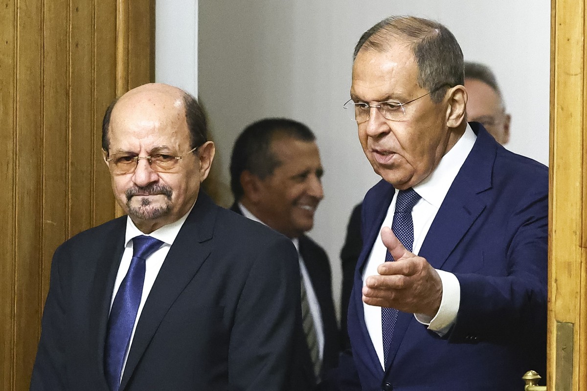 27.08.2024, Russland, Moskau: Der russische Außenminister Sergej Lawrow (r) empfängt den Außenminister des Jemen, Shayea Mohsen Al-Zindani, zu Gesprächen in Moskau. Foto: Evgenia Novozhenina/Pool Reut ...