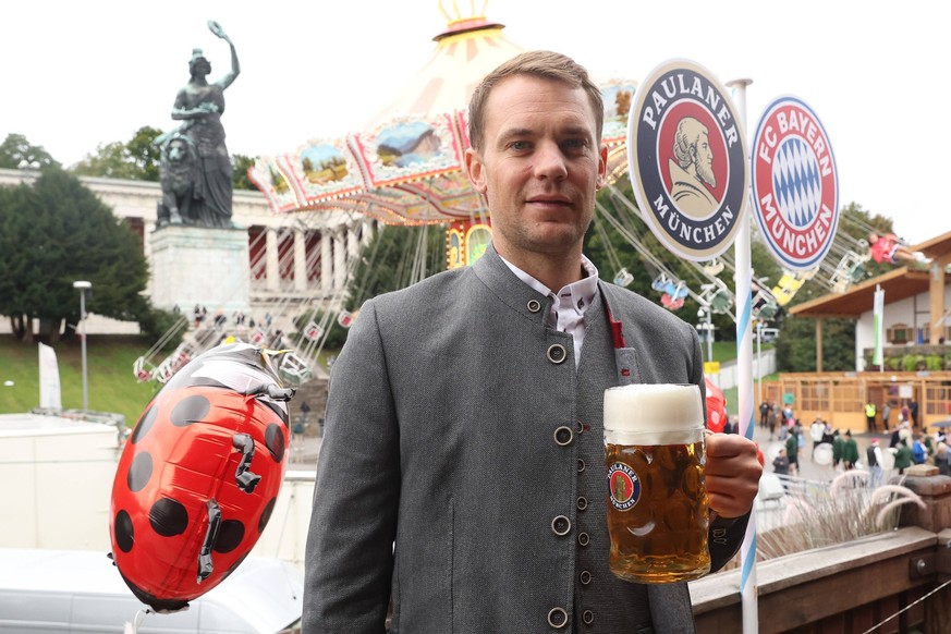 Manuel NEUER Torwart Bayern Muenchen in Lederhosen,Tracht mit Mass Bier. Fussball FC Bayern Muenchen, traditioneller Oktoberfestbesuch in der Kaefer Schaenke am 18.09.2022 in Muenchen/ Deutschland. ** ...