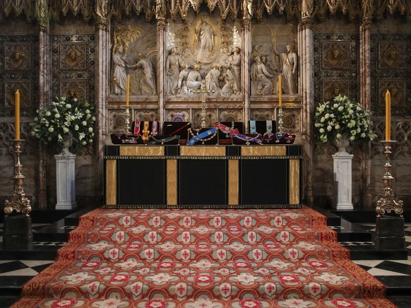 Die Insignien vom britischen Prinz Philip, Herzog von Edinburgh, liegen auf dem Altar in der St.-Georgs-Kapelle von Schloss Windsor.