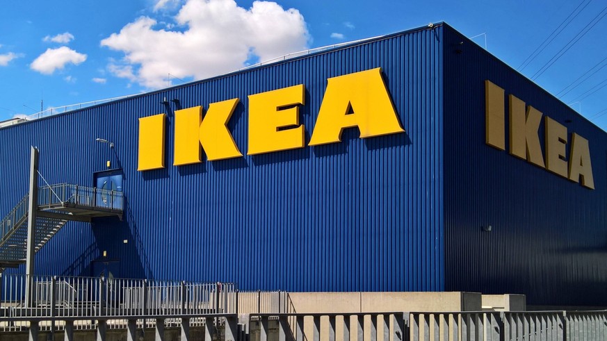 IKEA ist ein multinationaler Einrichtungskonzern. Das Unternehmen wurde 1943 von Ingvar Kamprad in Schweden gegruendet und gehoert inzwischen der im niederlaendischen Delft registrierten Stiftung Stic ...