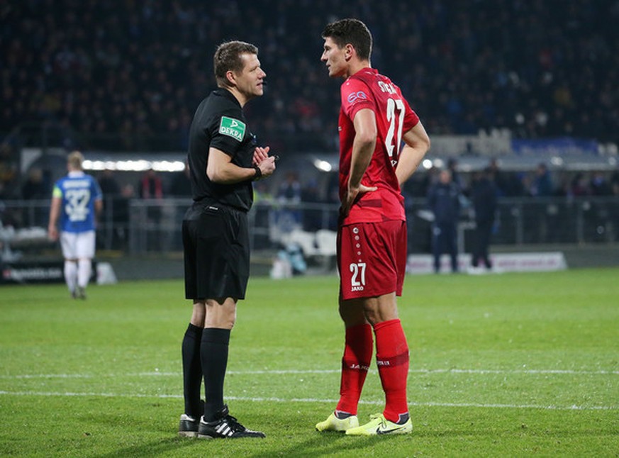 Hat Redebedarf mit Schiedsrichter: Mario Gomez.