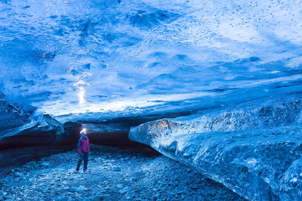 Tourist beim Besuch von The Crystal, einer natürlichen Eishöhle im Breiðamerkurjökull, Breidamerkurjokull Gletscher im Vatnajökull Nationalpark, Island, Europa *** Tourist at Visit from The Crystal, a ...