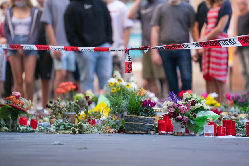 Nach dem Attentat von Würzburg legten Menschen Blumen und Trauerkerzen am Ort des Geschehens nieder.