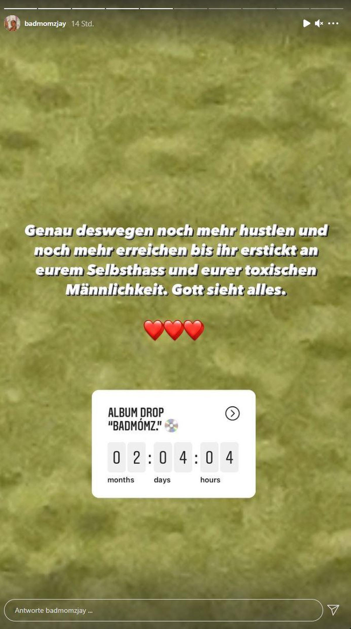 Badmómzjay zeigt sich schließlich selbstbewusst.