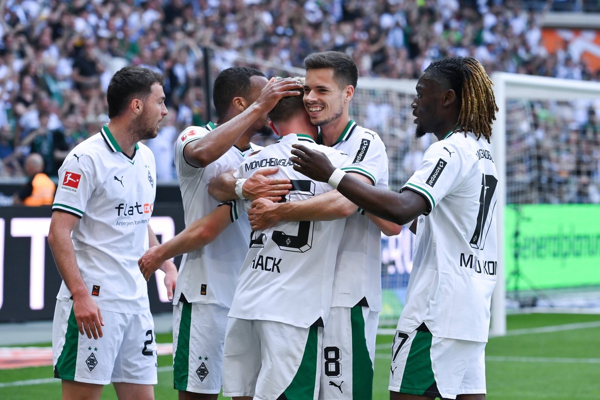 Jubel 1:0 v.re., Manu Kone Borussia Moenchengladbach, Julian Weigl Borussia Moenchengladbach, Robin Hack Borussia Moenchengladbach, Alassane Plea Borussia Moenchengladbach, Joe Scally Borussia Moenche ...
