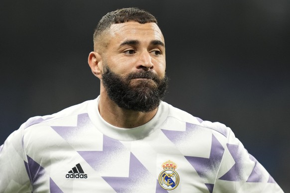 Real Madrid&#039;s Karim Benzema gestures as he warms up before the Champions League group F soccer match between Real Madrid and Shakhtar Donetsk at the Santiago Bernabeu stadium in Madrid, Wednesday ...