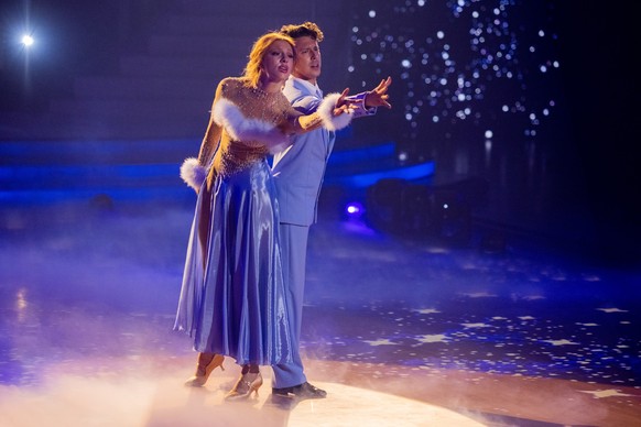 14.04.2023, Nordrhein-Westfalen, K�ln: Anna Ermakova, Model, und Valentin Lusin, Profit�nzer, tanzen in der RTL-Tanzshow &quot;Let&#039;s Dance&quot; im Coloneum. Foto: Rolf Vennenbernd/dpa +++ dpa-Bi ...