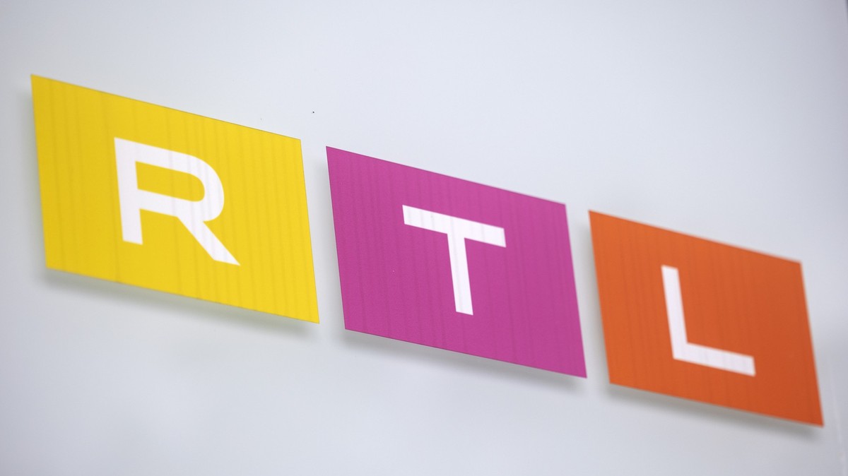 ARCHIV - 08.08.2023, Nordrhein-Westfalen, Köln: Das Logo des Fernsehsenders RTL ist auf einem Hinweisschild vor dem Gebäude des Sendezentrums in Köln zu sehen. RTL zeigt einige Folgen der Sendung «Pro ...