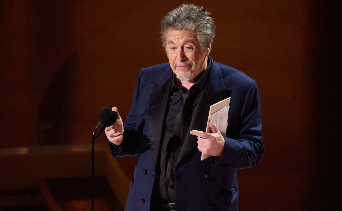 Al Pacino presents the Oscar
