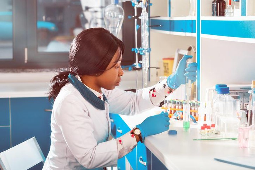 Die Laborkapazitäten in Deutschland reichen angesichts der hohen Inzidenzen nicht mehr dafür aus, dass jeder einen PCR-Test machen kann.