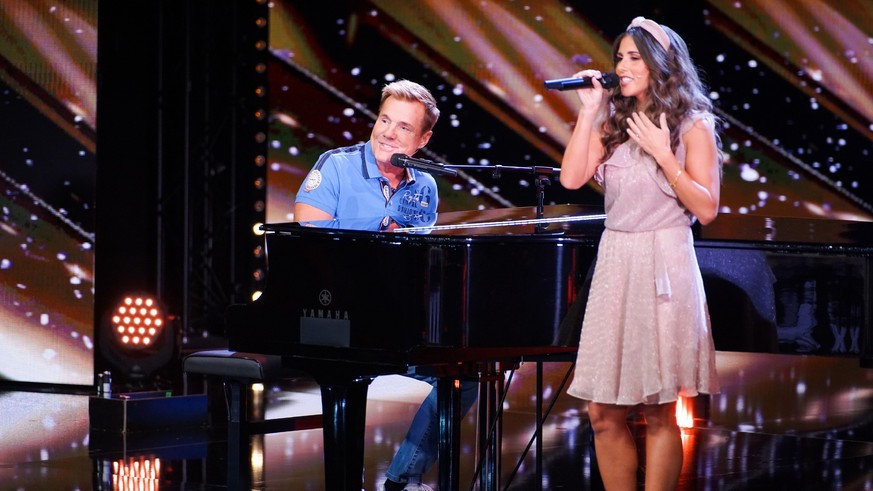 Die Jurymitglieder Sarah Lombardi und Dieter Bohlen performen &quot;We Have A Dream&quot;.