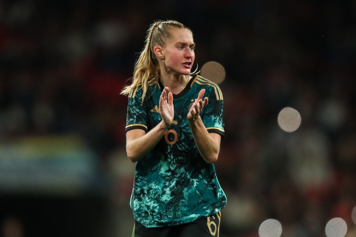 ARCHIV - 25.10.2024, Großbritannien, London: Fußball, Frauen: Länderspiele, England - Deutschland im Wembley Stadion, Deutschlands Janina Minge applaudiert ihren Teamkolleginnen während des Spiels. (z ...