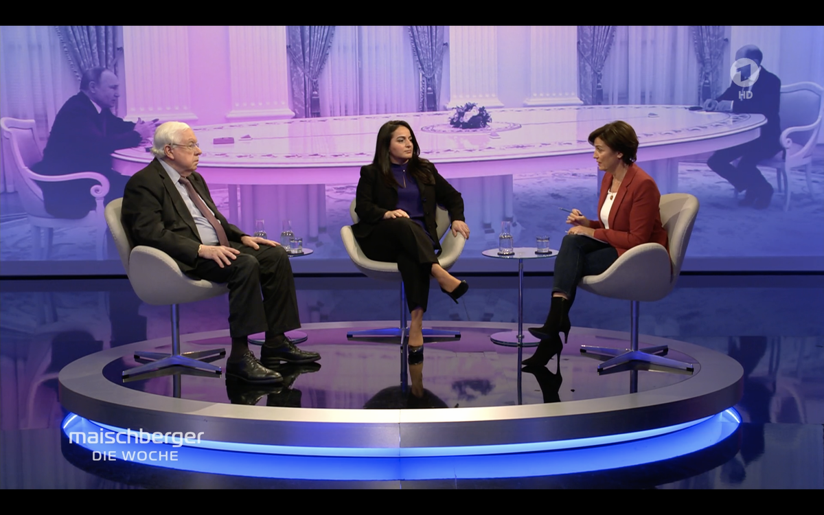 John Kornblum und Sevim Dağdelen diskutieren mit Sandra Maischberger (re.) über die Lage an der russisch-ukrainischen Grenze.