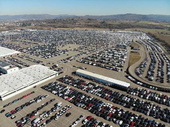 HANDOUT - 27.02.2019, Baden-Württemberg, Kippenheim: Das Gelände des Automobil-Logistikunternehmens Mosolf. Dort sollen auf Parkplatzdächern Solaranlagen entstehen. Auch der Freizeitpark Europa-Park w ...