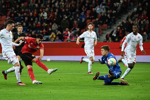 19.02.2023, Nordrhein-Westfalen, Leverkusen: Fußball: Bundesliga, Bayer Leverkusen - FSV Mainz 05, 21. Spieltag, in der BayArena: Leverkusens Nadiem Amiri (2.v.l) erzielt das 1:1. Torwart Finn Dahmen  ...