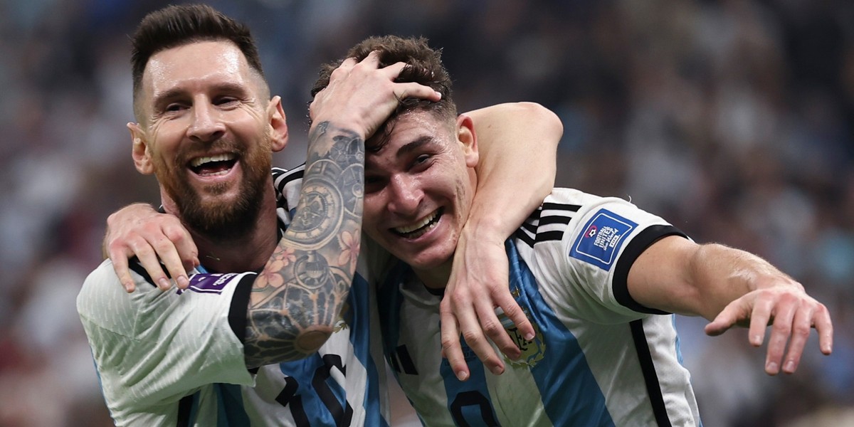 13.12.2022, Katar, Lusail: Fußball, WM 2022 in Katar, Argentinien - Kroatien, Halbfinale, im Lusail Stadion, Argentiniens Julian Alvarez (r) jubelt mit Lionel Messi nach seinem Treffer zum 2-0. Foto:  ...