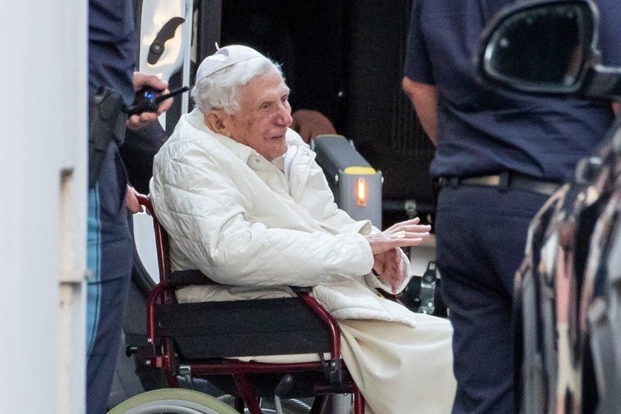 dpatopbilder - 18.06.2020, Bayern, Regensburg: Der emeritierte Papst Benedikt XVI wird mit einem Rollstuhl in einen Bus geschoben. Er ist zum ersten Mal seit seinem R