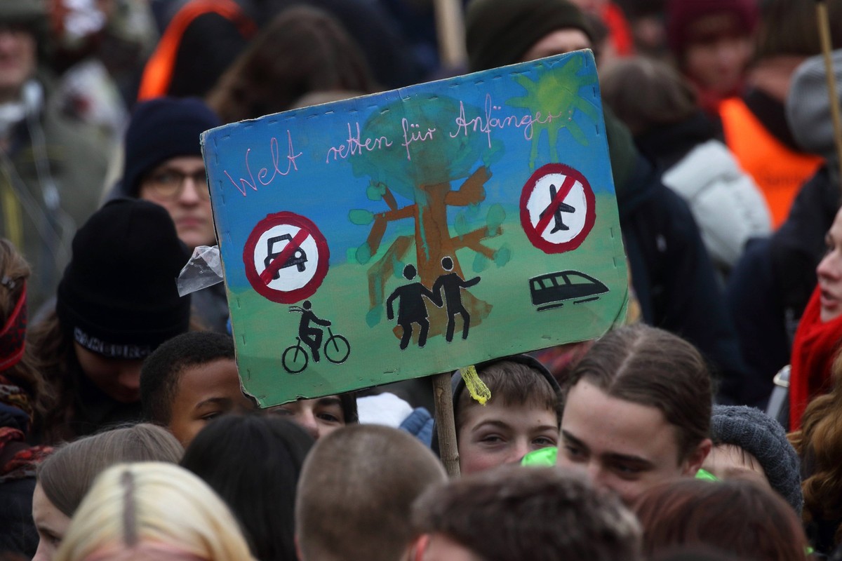 GLOBALER KLIMASTREIK AM 3. MÄRZ - GER, Germany, Deutschland, Berlin, 03.03.2023 - Berlin-Mitte: Mit einer weltweiten Protestaktion geht die Jugendbewegung FRIDAYS FOR FUTURE unterstützt von diversen g ...