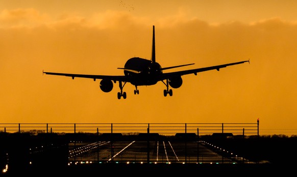 ARCHIV - 18.02.2022, Niedersachsen, Hannover: Ein Flugzeug landet am Flughafen Hannover. Auf gro�en Fl�chen an der n�rdlichen Start- und Landebahn k�nnten Photovoltaik-Anlagen entstehen. Der Flughafen ...