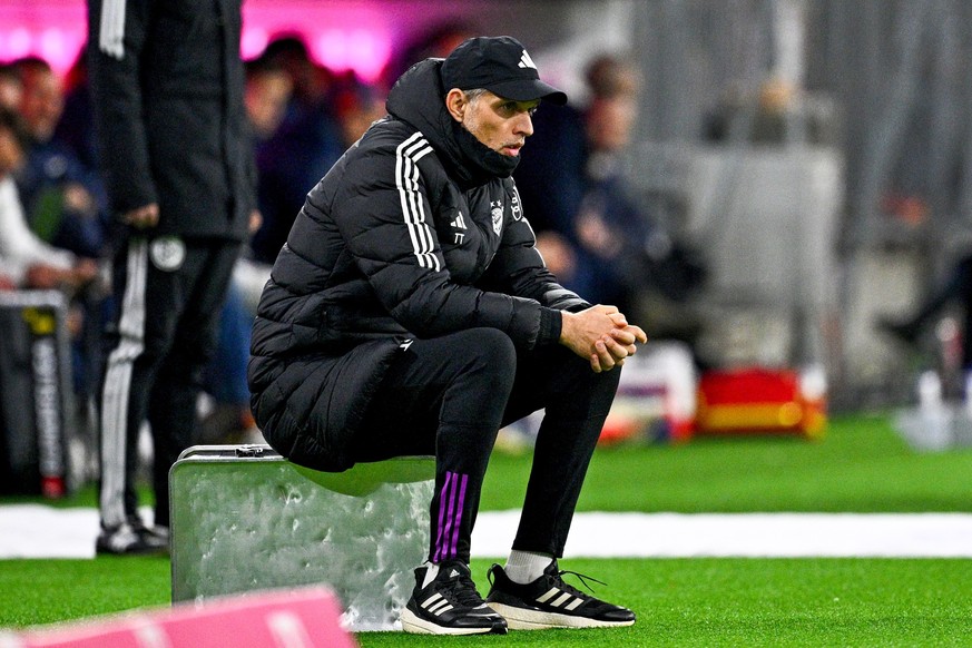 dpatopbilder - 24.02.2024, Bayern, München: Fußball: Bundesliga, Bayern München - RB Leipzig, 23. Spieltag, Allianz Arena. Trainer Thomas Tuchel von München sitzt auf dem Metallkoffer. Foto: Tom Welle ...