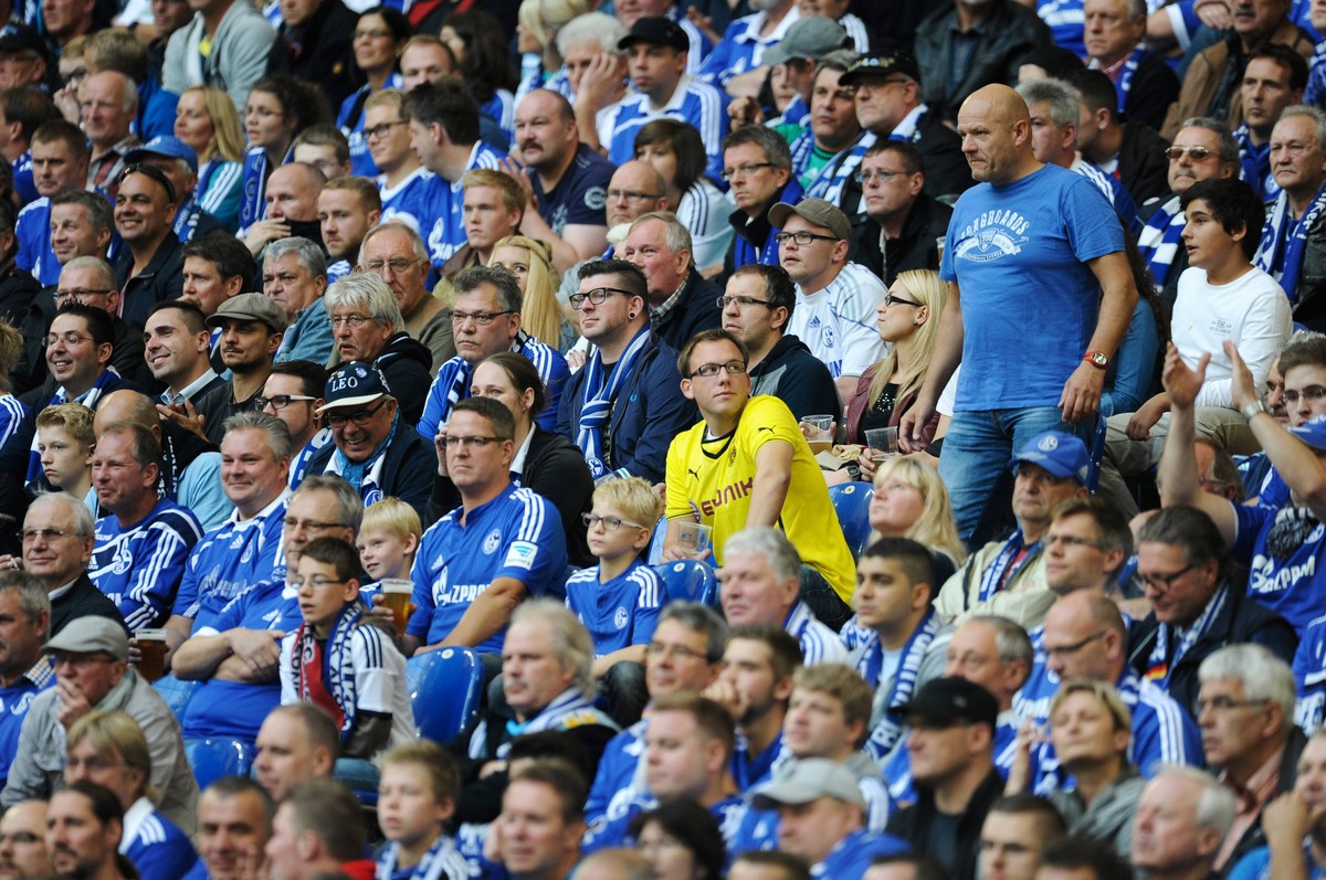 Veltins Arena Gelsenkirchen NRW 27.9.2014, 1.Fussball Bundesliga 5. Spieltag, Revierderby Schalke 04 (blau) - Borussia Dortmund (gelb) --- Einzelner BVB fan sitzt inmitten vieler Schalke Fans
Velti ...