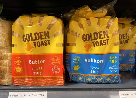 Bayern, Deutschland 09. Dezember 2022: Hier ein Symbolbild f�r Toastbrot, verpackt, Golden Toast, Buttertoast, Vollkorntoast die in einem Supermarkt zum Verkauf angeboten werden *** Bavaria, Germany 0 ...