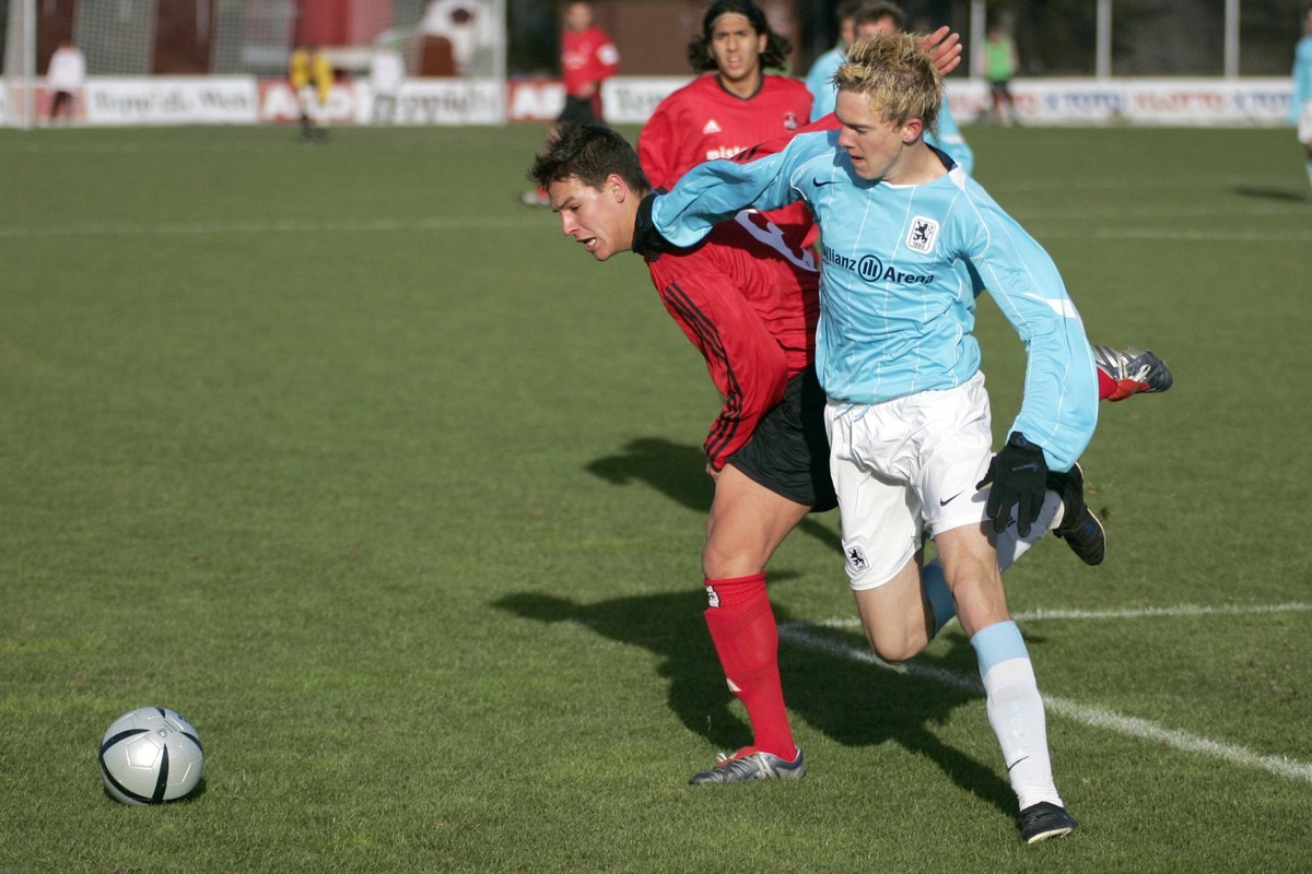 14.11.2004 - A-Jugend-Bundesliga - 10. Spieltag: FC N�rnberg - 1860 M�nchen Tobias Strau� l., FCN gegen Julian Nagelsmann r., FCN *** 14 11 2004 A Youth Bundesliga 10 Matchday FC Nuremberg 1860 Munich ...