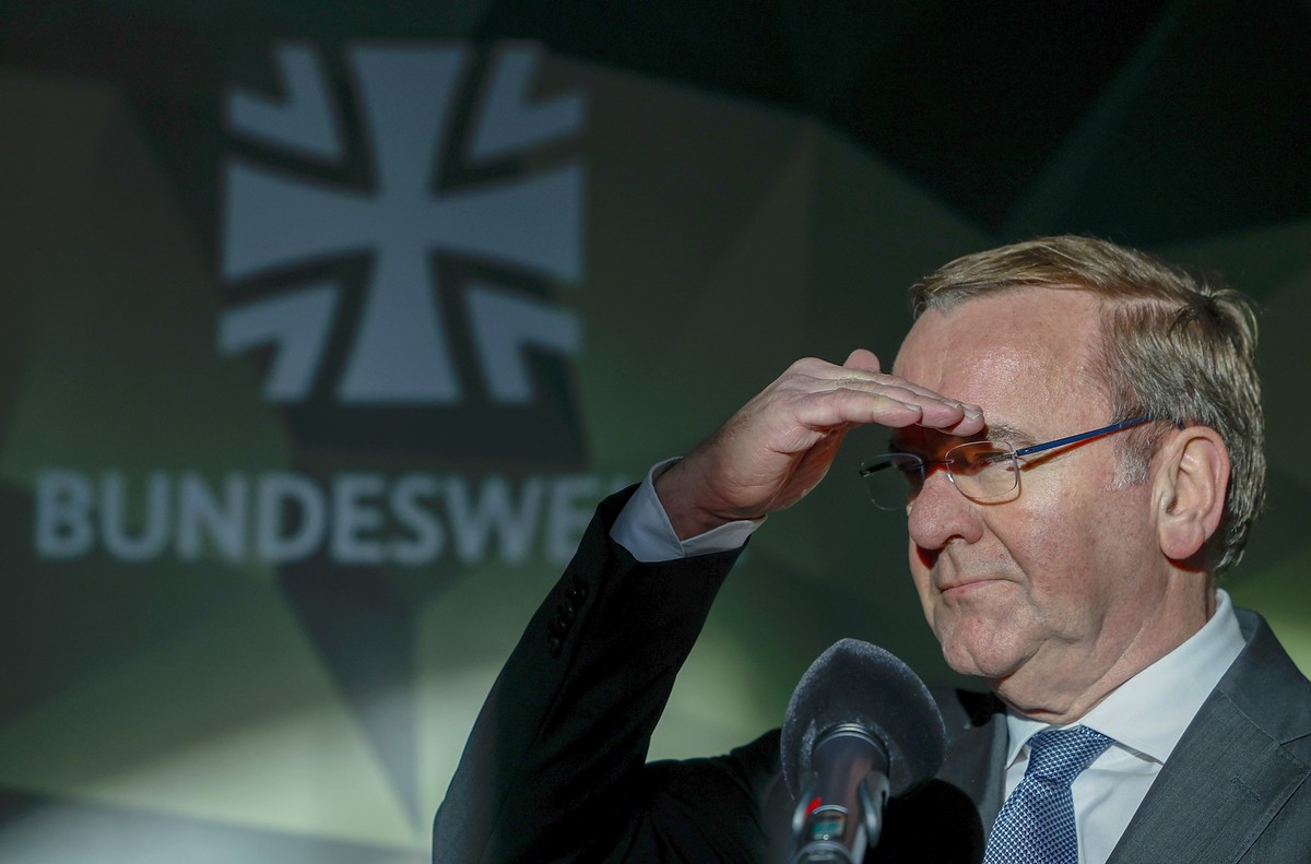 ARCHIV - 30.03.2023, Bayern, Veitsh�chheim: Boris Pistorius, Verteidigungsminister von Deutschland, spricht im bayerischen Veitsh�chheim wurde die niederl�ndische 13. Leichte Brigade der 10. Panzerdiv ...