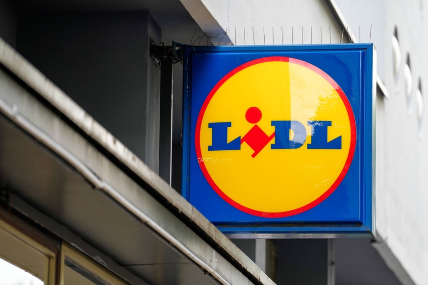 Symbolbild Logo und Ladengeschaeft des Lebensmittelsdiscounters Lidl Symbolfoto Logo und Ladengeschaeft des Lebensmittelsdiscounters Lidl Deutschland *** Lidl discount grocery store logo and store sym ...