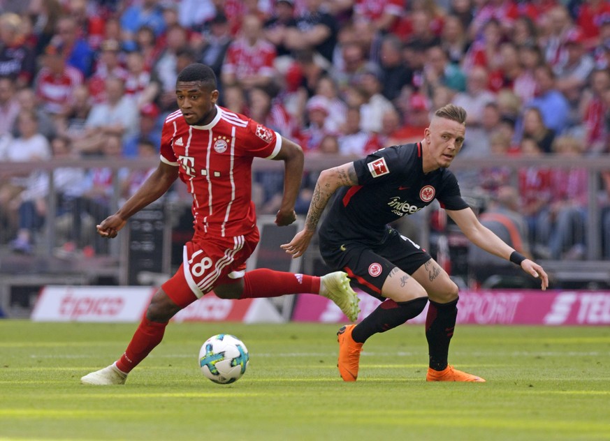 28. April: Bayern besiegt Frankfurt mit einer C-Elf 4:1. Hier flitzt Franck Evina (l.) Marius Wolf davon