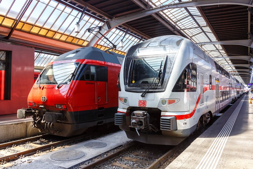 Eisenbahn Passagierzüge der SBB Schweizerische Bundesbahnen und DB Deutsche Bahn im Hauptbahnhof Zürich, Schweiz Zürich, Schweiz - 10. August 2023: Eisenbahn Passagierzüge der SBB Schweizerische Bunde ...