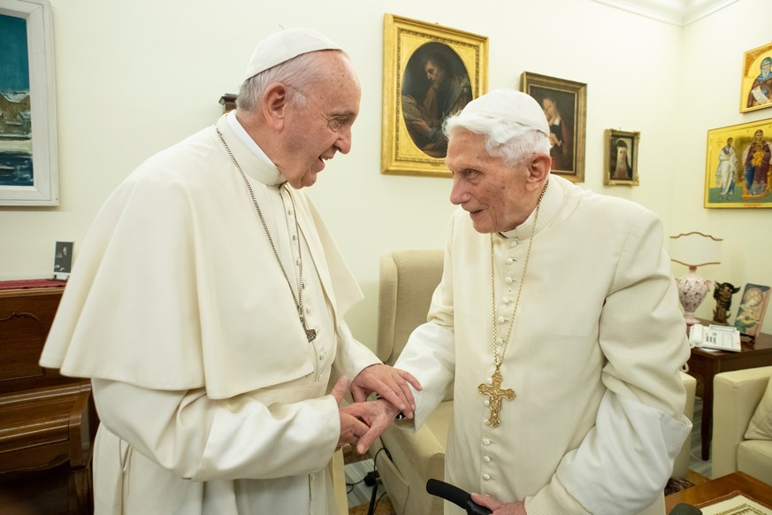 HANDOUT - 21.12.2018, Italien, Rom: Papst Franziskus (l) und der emeritierte Papst Benedikt XVI unterhalten sich im Kloster «Mater Ecclesiae». Der emeritierte Papst Benedikt XVI. ist nach Auskunft sei ...