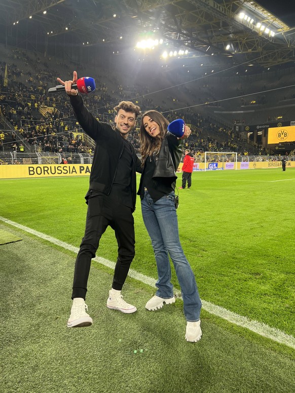 Fußball-Freestyler Marcel Gurk und Athletin Imke Salander beim Klassiker Dortmund gegen Bayern.