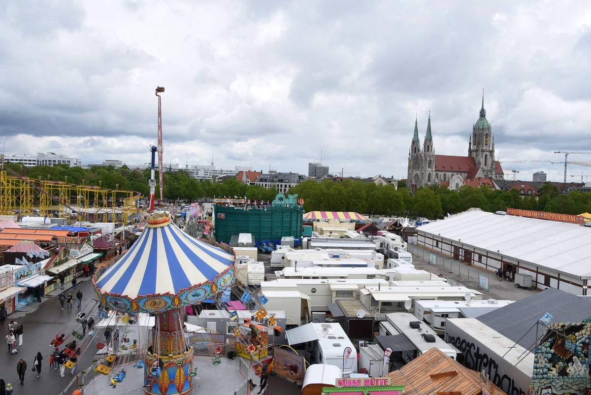 Schausteller Fahrgeschaefte-St Pauls Kirche Muenchen 20.04.2024 Theresienwiese Fruehlingsfest Muenchen *** Fairground rides St. Pauls Church Munich 20 04 2024 Theresienwiese Spring Festival Munich